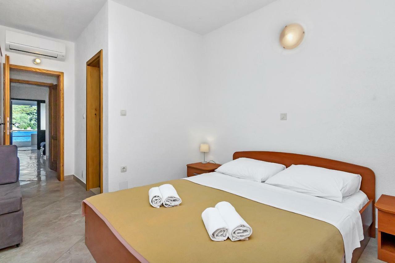 Apartmani Nikola Zastražišće Exterior foto