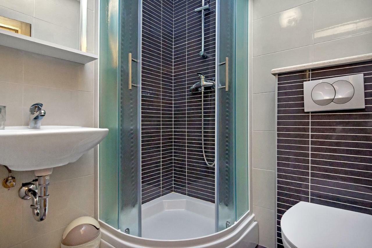 Apartmani Nikola Zastražišće Exterior foto