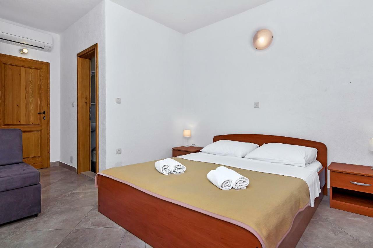 Apartmani Nikola Zastražišće Exterior foto