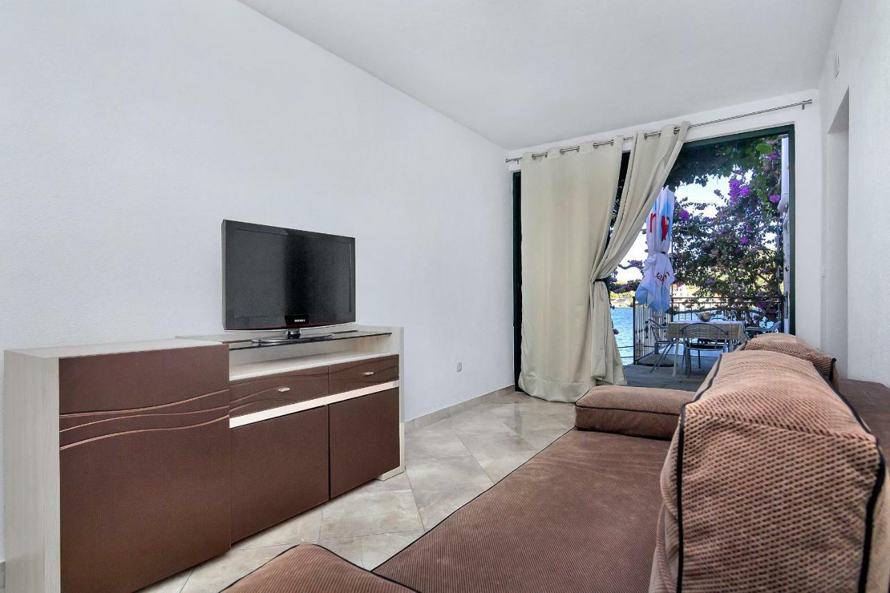 Apartmani Nikola Zastražišće Exterior foto