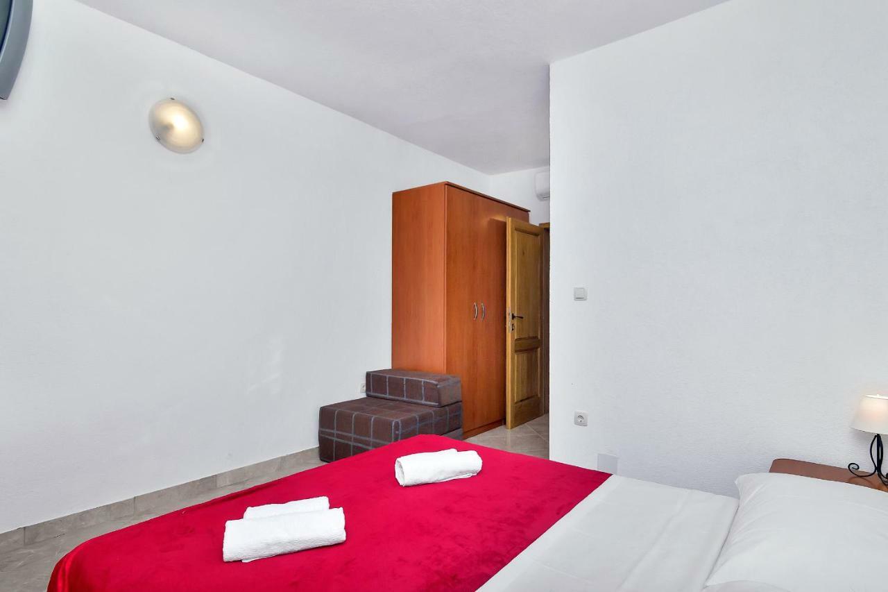 Apartmani Nikola Zastražišće Exterior foto