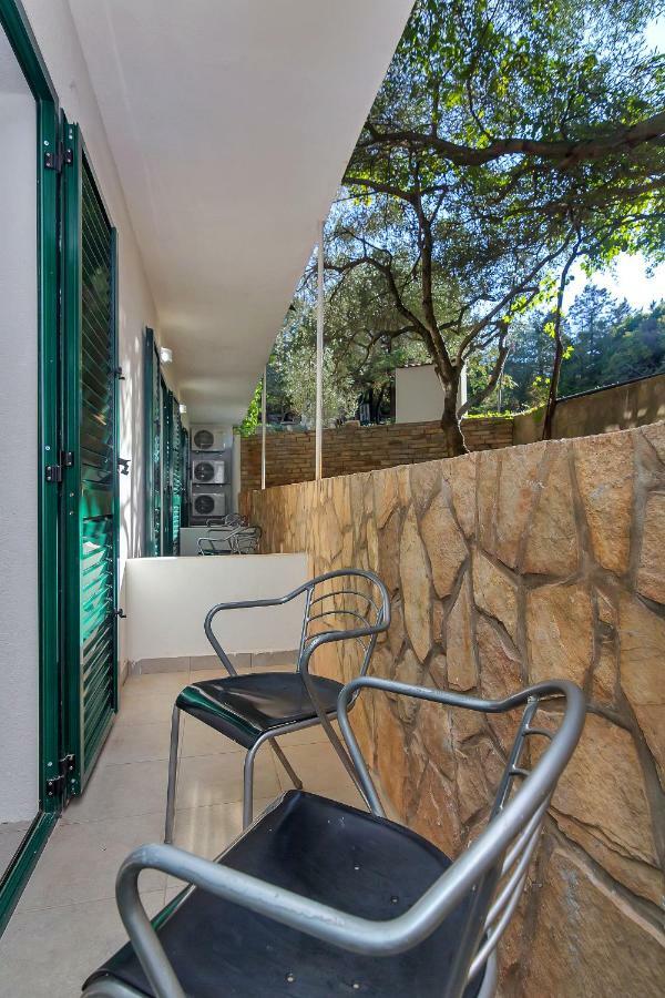Apartmani Nikola Zastražišće Exterior foto