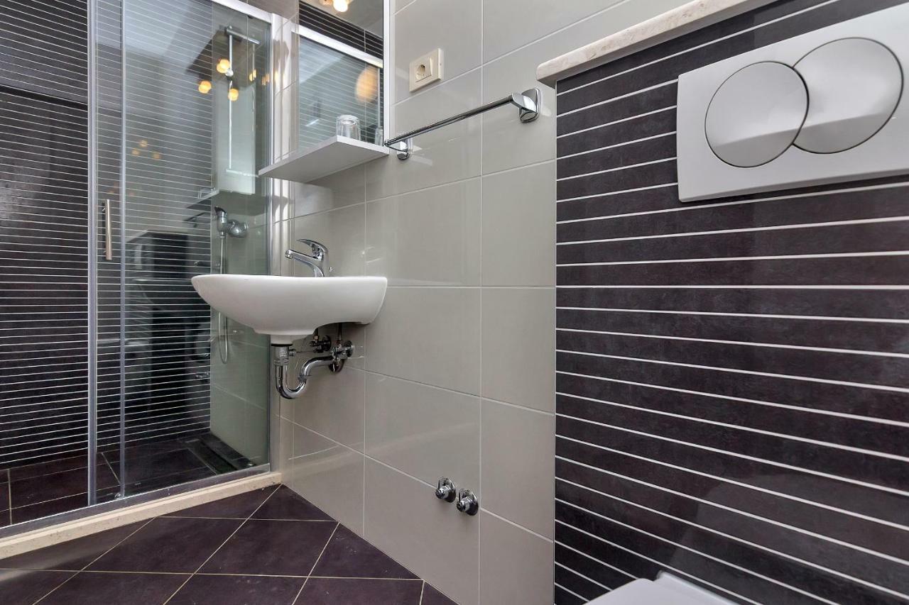 Apartmani Nikola Zastražišće Exterior foto