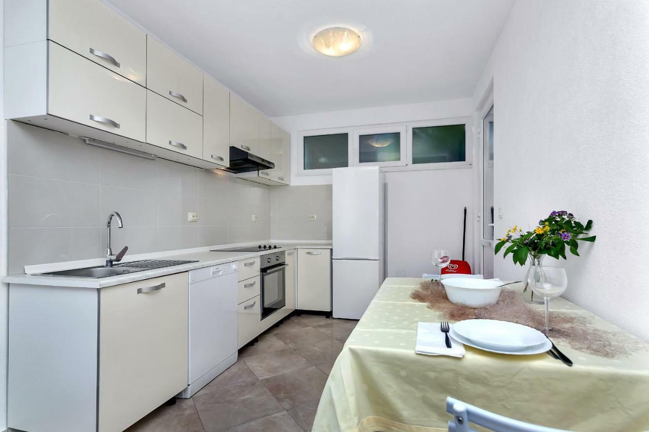 Apartmani Nikola Zastražišće Exterior foto