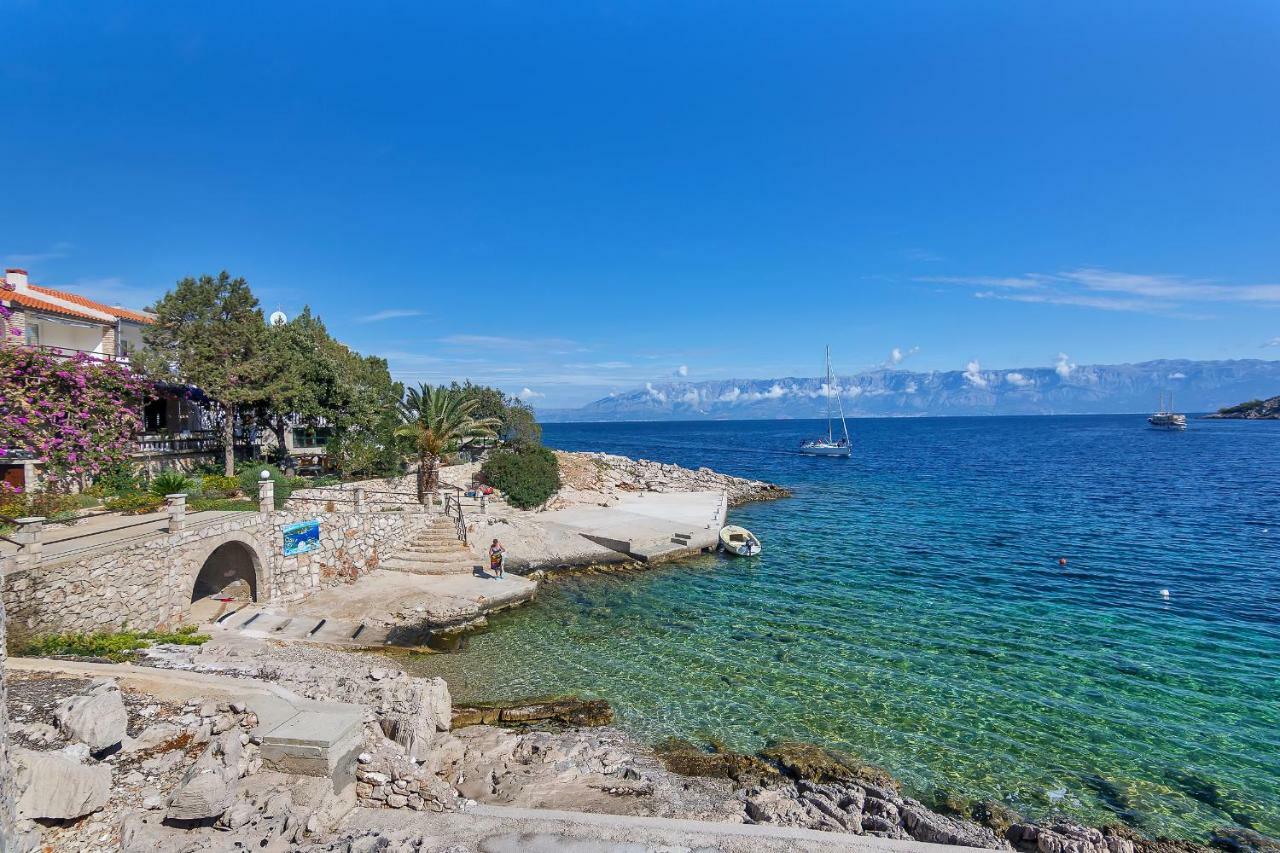 Apartmani Nikola Zastražišće Exterior foto
